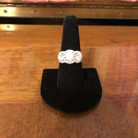 Women’s size 8 silver ring! MAKE OFFER!😃 - Picture 1 of 3